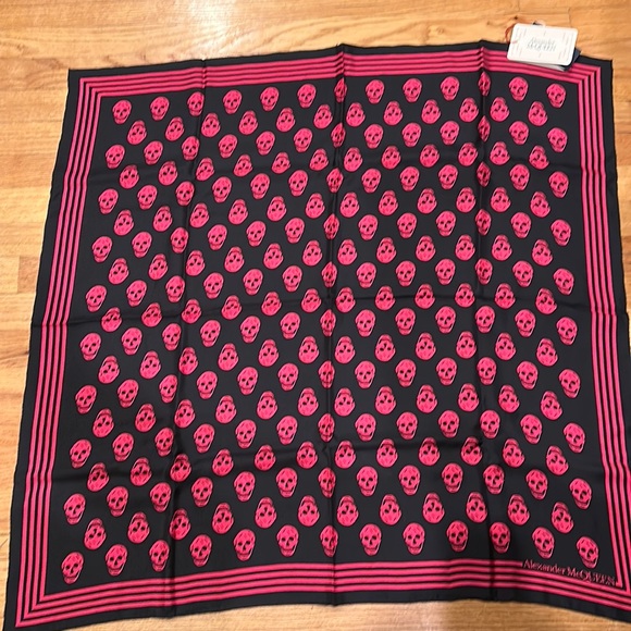 ALEXANDER MCQUEEN BRAND NEW WITH TAGS 100% SILK SCARF - Picture 1 of 6